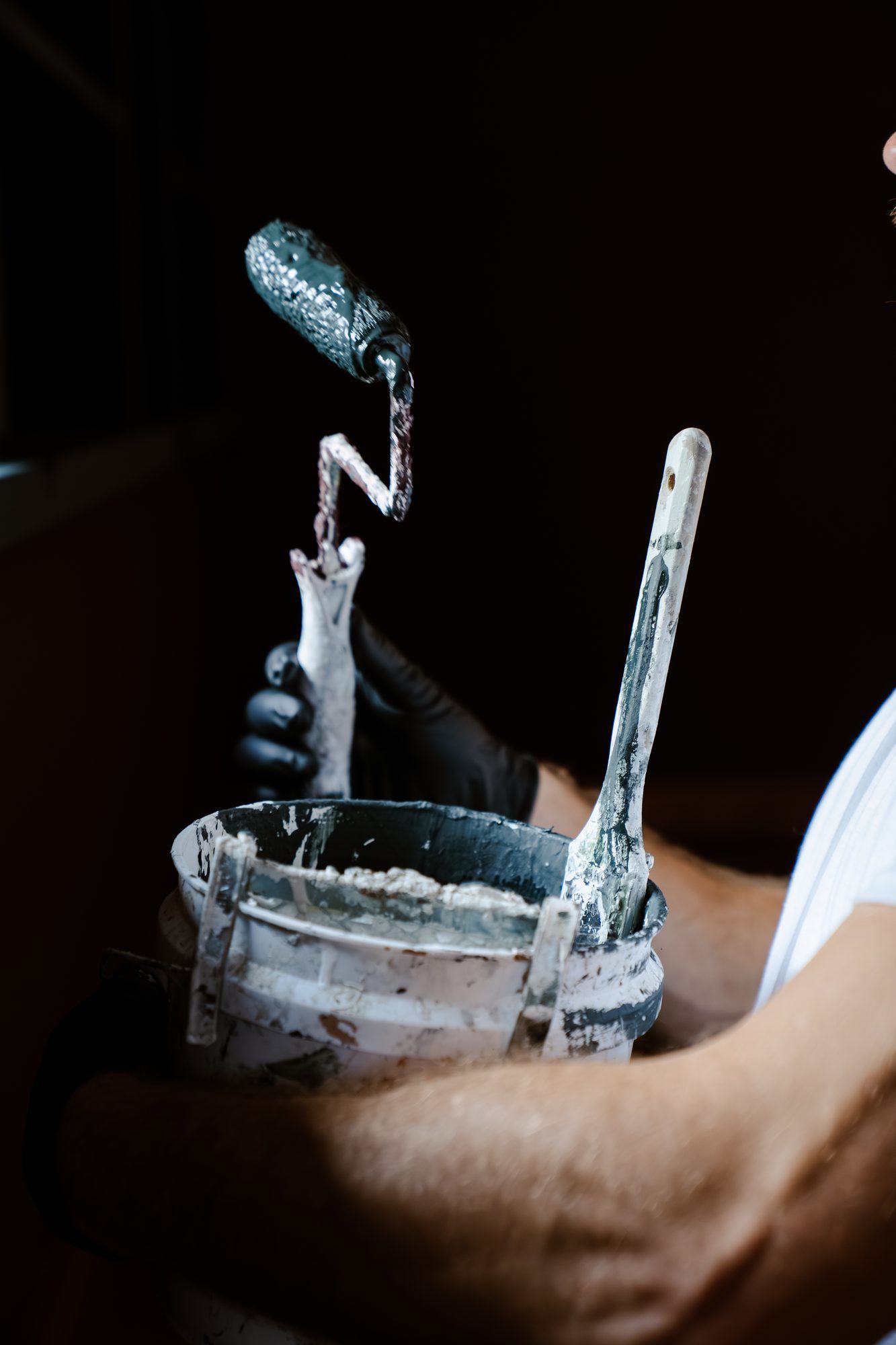 A brush and bucket ready to go